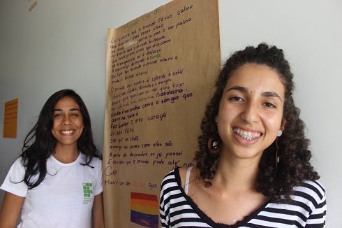 As alunas Júlia Bispo e Suzana Chediak explicam o projeto Poesia no Câmpus e o evento organizado pelo Grêmio Estudantil